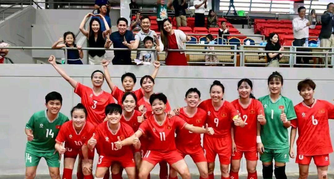 越南女足选手勇往直前，无往不胜