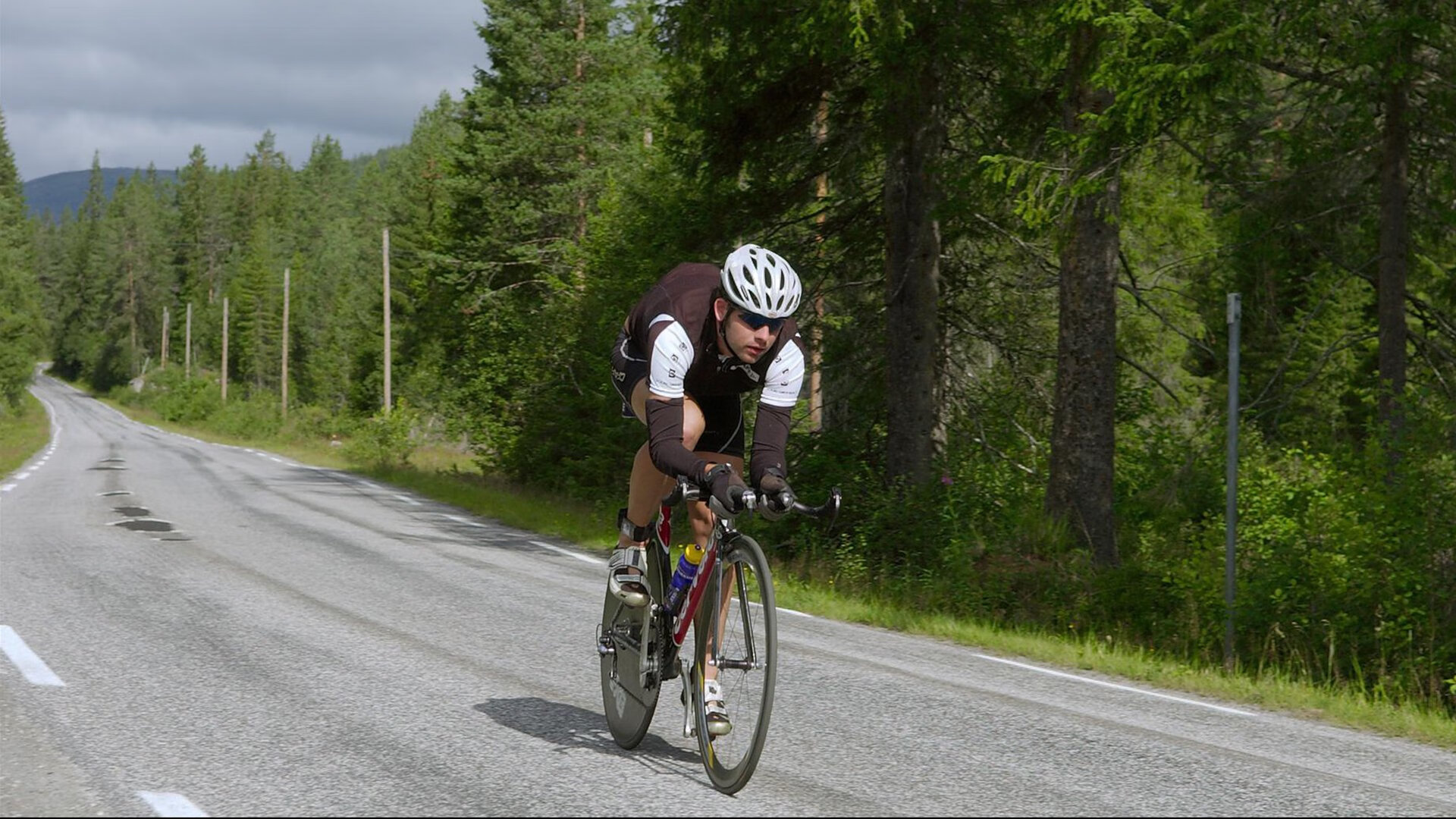 詹姆斯回归赛场，惊险取胜首场状态亮眼，快船观众沸腾！